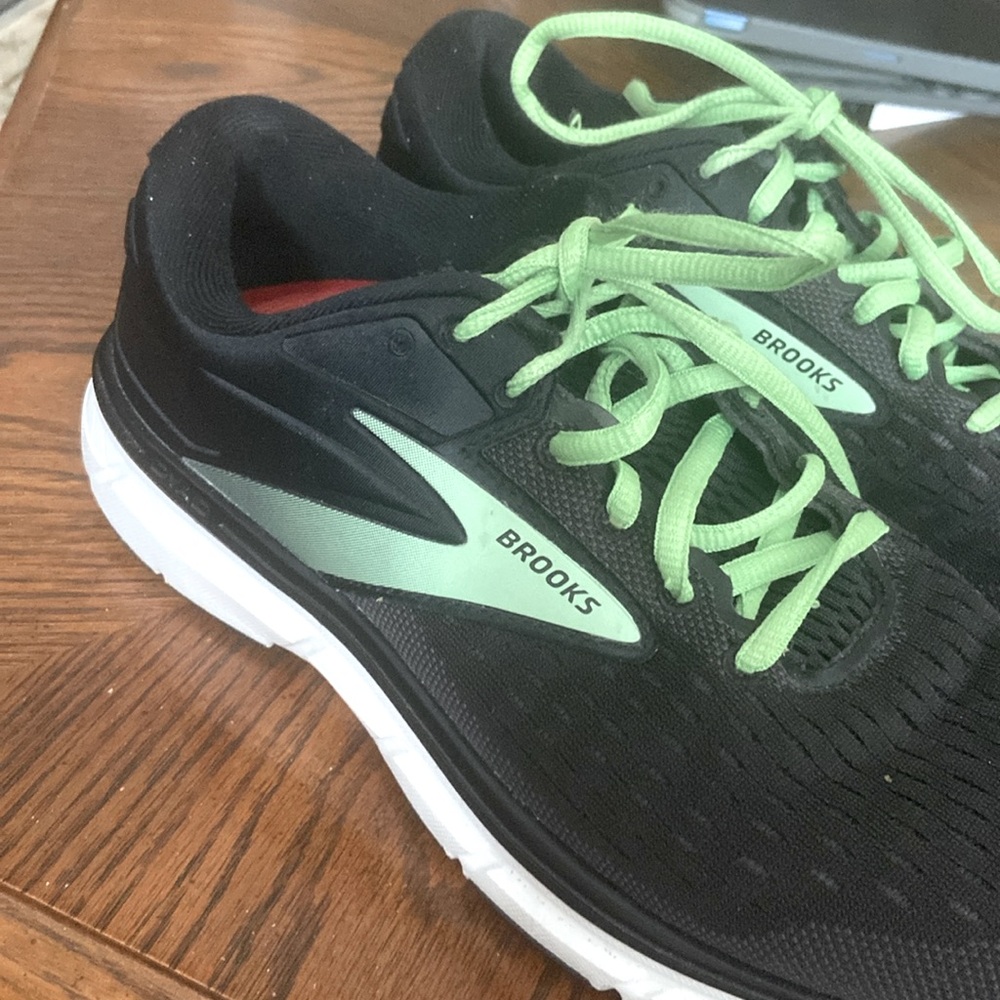 COPY - Brooks athletic / running shoe Like new/ DYAD/smoke free home